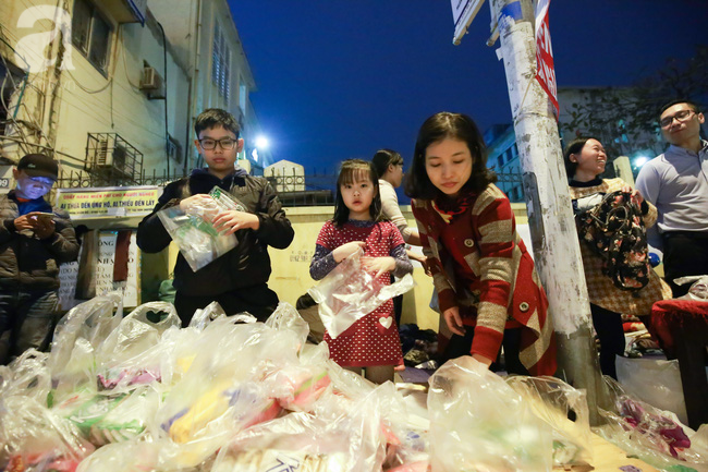 500 chiếc bánh chưng tặng người nghèo đón tết ngay giữa lòng Hà Nội - Ảnh 3.