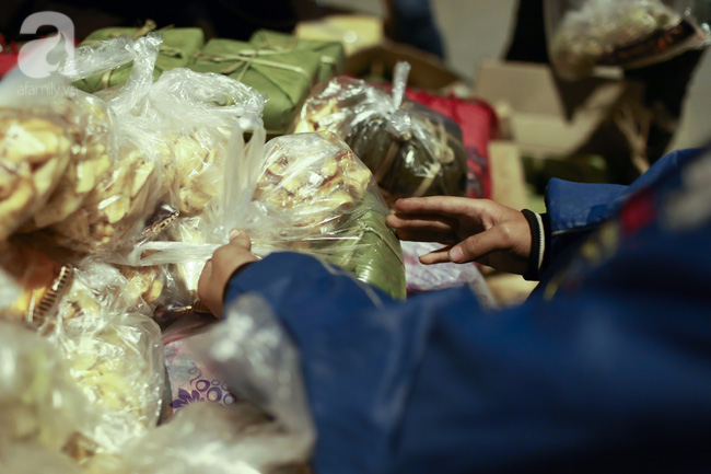 500 chiếc bánh chưng tặng người nghèo đón tết ngay giữa lòng Hà Nội - Ảnh 14.
