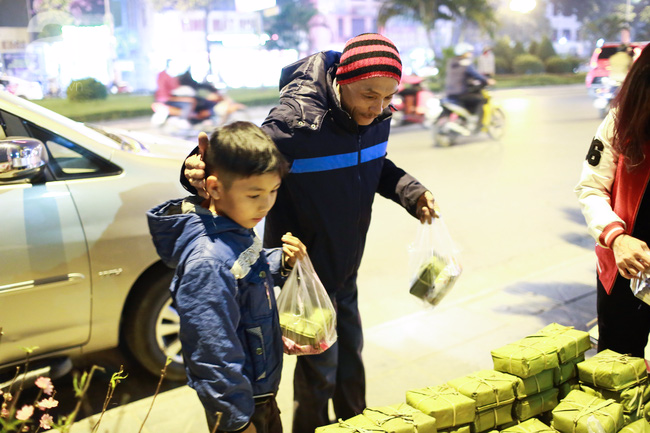 500 chiếc bánh chưng tặng người nghèo đón tết ngay giữa lòng Hà Nội - Ảnh 13.