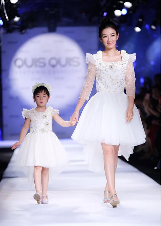Chồng cũ Huỳnh Dịch bị chỉ trích mải sống ảo khiến con mệt lả dưới trời nắng 40 độ - Ảnh 8. Chồng cũ Huỳnh Dịch bị chỉ trích mải sống ảo khiến con mệt lả dưới trời nắng 40 độ - Ảnh 8.