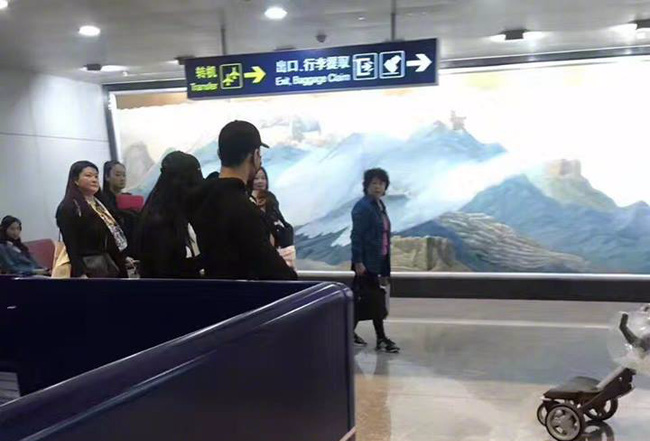 Huỳnh Hiểu Minh và con trai bất ngờ xuất hiện ở sân bay - Ảnh 1.