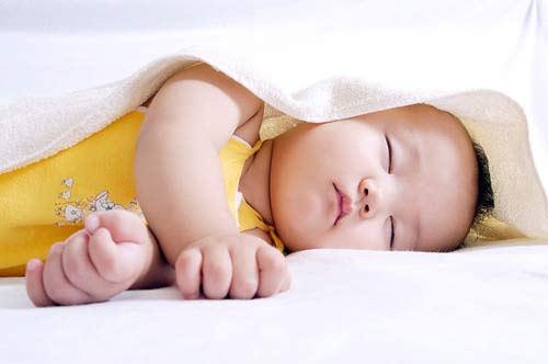 Bắt bài 6 thói quen ngủ của trẻ và cách xử lý để bé ngủ ngon hơn - Ảnh 1.