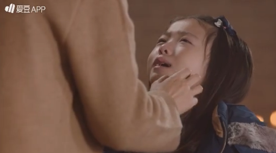 Nổi da gà lẫn rơi nước mắt xem cảnh Ji Sung dẫn con gái ra đầu thú - Ảnh 10.