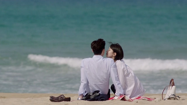 Lee Jong Suk, Suzy đẹp xuất sắc trong poster phim riêng - Ảnh 11.