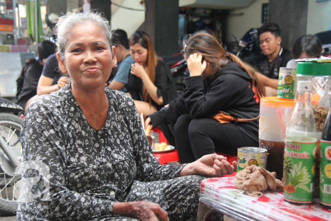 Chuyện kể từ đôi bàn tay kỳ dị của dì Tám bán cacao bánh mì, mấy mươi năm làm người Sài Gòn thương nhớ - Ảnh 10.
