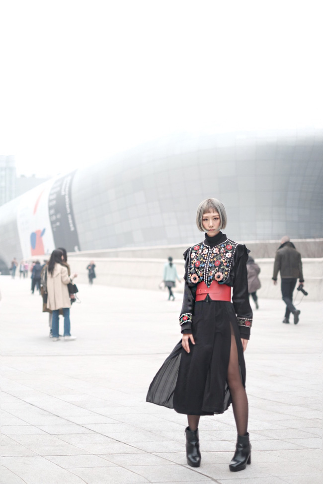 Tóc Tiên hóa quý cô cổ điển, Phí Phương Anh nổi bần bật với tóc tím ấn tượng chào sân Tuần lễ thời trang Seoul - Ảnh 20.