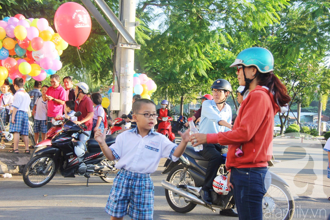 Các bé lớp 1 hào hứng bước vào ngày khai giảng năm học, bố mẹ bịn rịn dắt con đến trường - Ảnh 3.