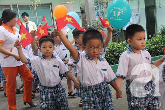 Các bé lớp 1 hào hứng bước vào ngày khai giảng năm học, bố mẹ bịn rịn dắt con đến trường - Ảnh 14.