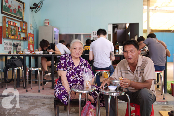 Một sớm Sài Gòn, ghé quán cháo lòng gia truyền 80 năm vẫn nấu bằng thau, ôn chuyện những gánh hát thuở hoàng hoa - Ảnh 11.