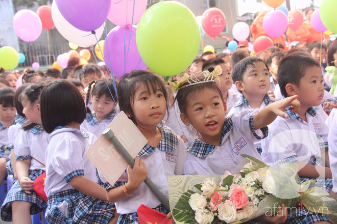 Các bé lớp 1 hào hứng bước vào ngày khai giảng năm học, bố mẹ bịn rịn dắt con đến trường - Ảnh 17.