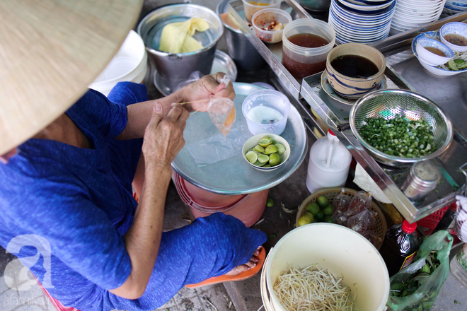 Một sớm Sài Gòn, ghé quán cháo lòng gia truyền 80 năm vẫn nấu bằng thau, ôn chuyện những gánh hát thuở hoàng hoa - Ảnh 4.