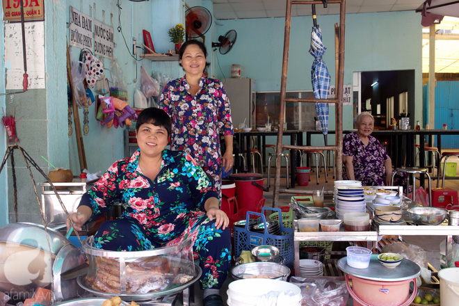 Một sớm Sài Gòn, ghé quán cháo lòng gia truyền 80 năm vẫn nấu bằng thau, ôn chuyện những gánh hát thuở hoàng hoa - Ảnh 12.
