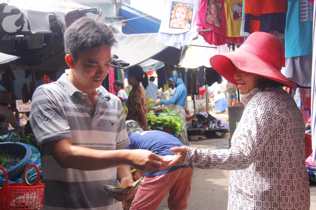 Người mẹ bán vé số vừa thất lạc đứa con út 3 tuổi ở Sài Gòn có tới 11 đứa con - Ảnh 2. Người mẹ bán vé số vừa thất lạc đứa con út 3 tuổi ở Sài Gòn có tới 11 đứa con - Ảnh 2.