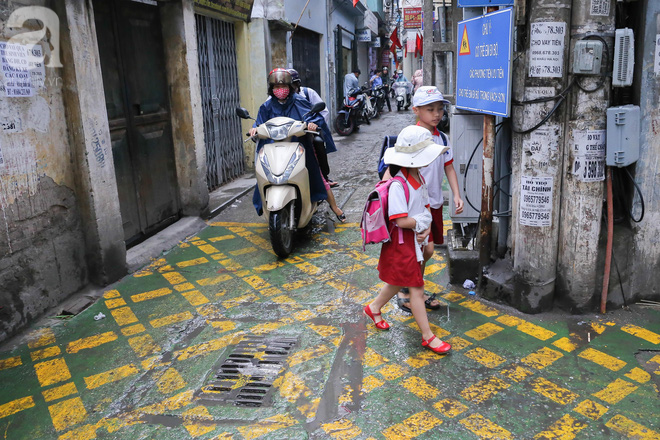 Chùm ảnh: Cận cảnh làn đường ưu tiên dành riêng cho học sinh đi học ở Hà Nội - Ảnh 7.