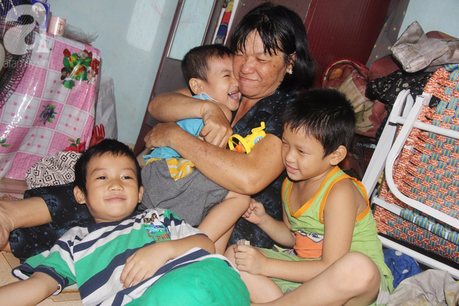Người mẹ bán vé số vừa thất lạc đứa con út 3 tuổi ở Sài Gòn có tới 11 đứa con - Ảnh 9. Người mẹ bán vé số vừa thất lạc đứa con út 3 tuổi ở Sài Gòn có tới 11 đứa con - Ảnh 9.
