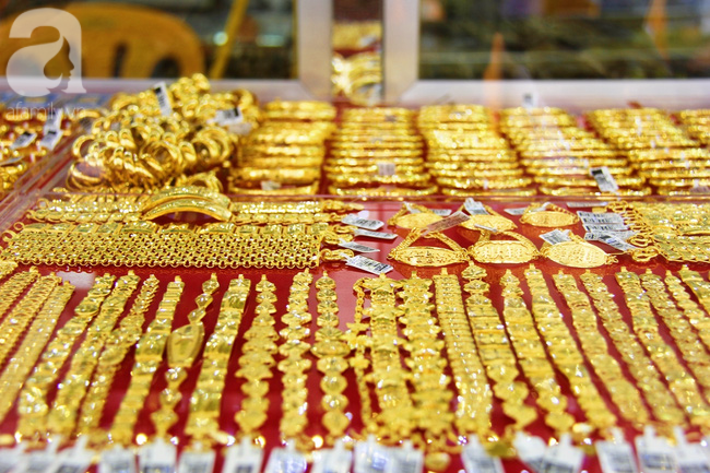 Người Sài Gòn nô nức đến phố vàng bạc, đá quý trong ngày khai trương đầu tiên - Ảnh 6. Người Sài Gòn nô nức đến phố vàng bạc, đá quý trong ngày khai trương đầu tiên - Ảnh 6.