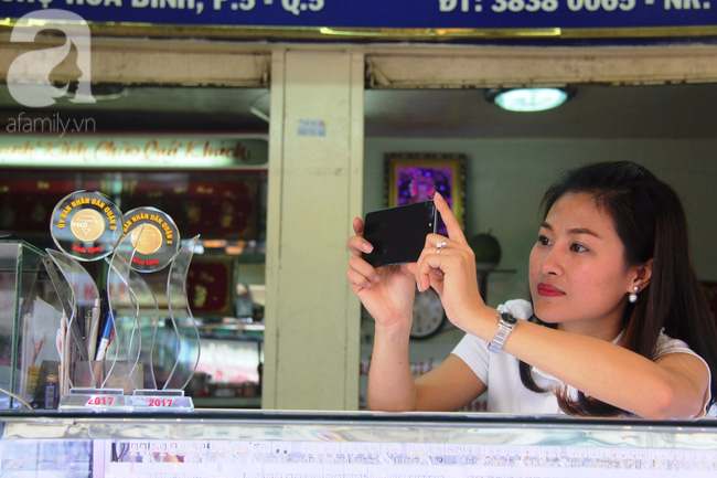 Người Sài Gòn nô nức đến phố vàng bạc, đá quý trong ngày khai trương đầu tiên - Ảnh 14. Người Sài Gòn nô nức đến phố vàng bạc, đá quý trong ngày khai trương đầu tiên - Ảnh 14.