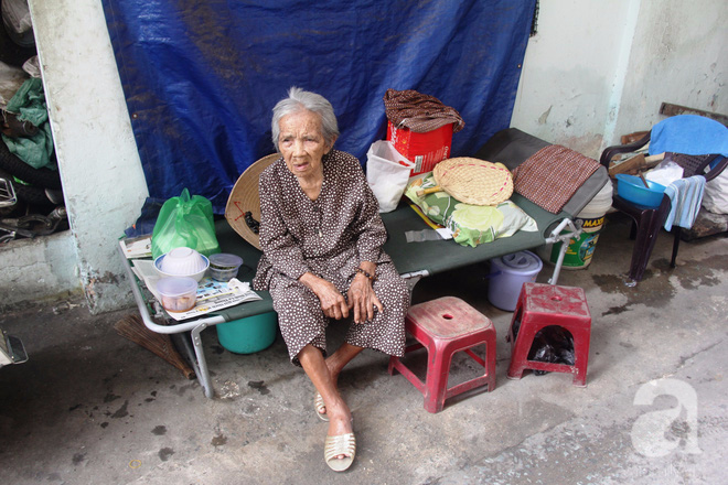 Chuyện đời bà cụ đi ở đợ 60 năm, có chồng con nhưng tuổi già đơn độc, sống nhờ người dưng trong hẻm nhỏ - Ảnh 4.