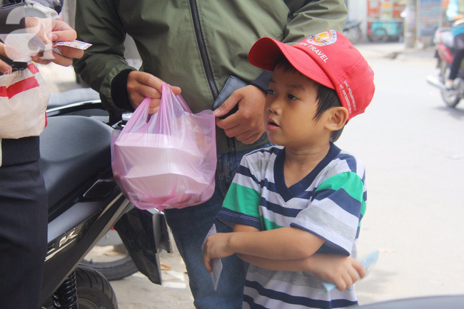 Người mẹ bán vé số vừa thất lạc đứa con út 3 tuổi ở Sài Gòn có tới 11 đứa con - Ảnh 19.