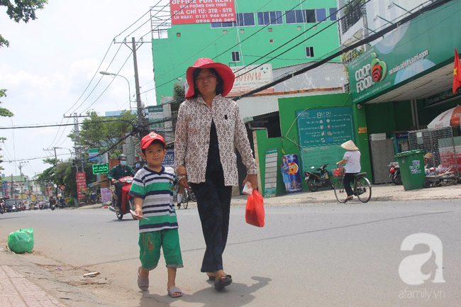 Người mẹ bán vé số vừa thất lạc đứa con út 3 tuổi ở Sài Gòn có tới 11 đứa con - Ảnh 18.