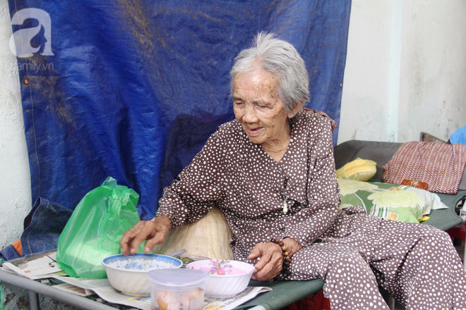 Chuyện đời bà cụ đi ở đợ 60 năm, có chồng con nhưng tuổi già đơn độc, sống nhờ người dưng trong hẻm nhỏ - Ảnh 3.