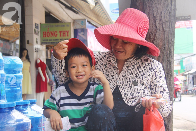 Người mẹ bán vé số vừa thất lạc đứa con út 3 tuổi ở Sài Gòn có tới 11 đứa con - Ảnh 20. Người mẹ bán vé số vừa thất lạc đứa con út 3 tuổi ở Sài Gòn có tới 11 đứa con - Ảnh 20.