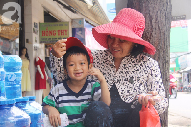 Người mẹ bán vé số vừa thất lạc đứa con út 3 tuổi ở Sài Gòn có tới 11 đứa con - Ảnh 20.