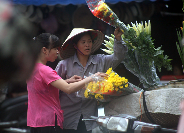 Hà Nội: Người dân dậy từ sáng sớm tất bật mua sắm cúng cô hồn - Ảnh 8.