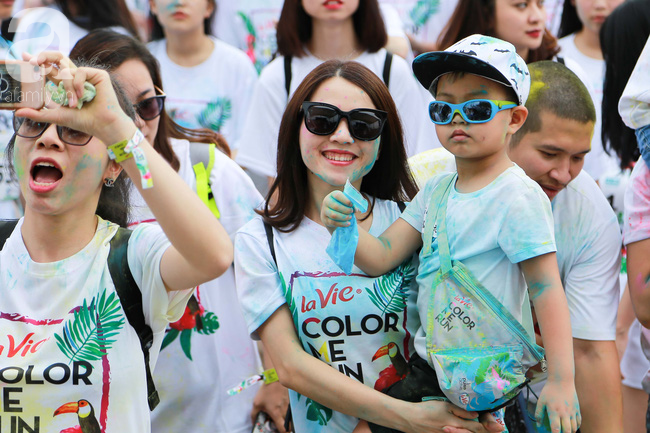 Đây là cách mà những cô nàng xinh đẹp quẩy tưng bừng, nhuộm màu cảm hứng tại Color me run - Ảnh 3.