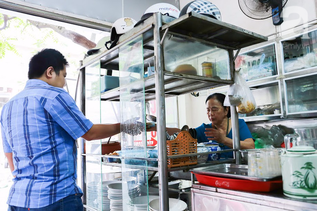 Ngày thảnh thơi, tạt vào ngõ nhỏ ăn bún ốc cổ, nghe chủ quán kể chuyện suýt... đẻ rơi vì mải gánh rong  - Ảnh 10.