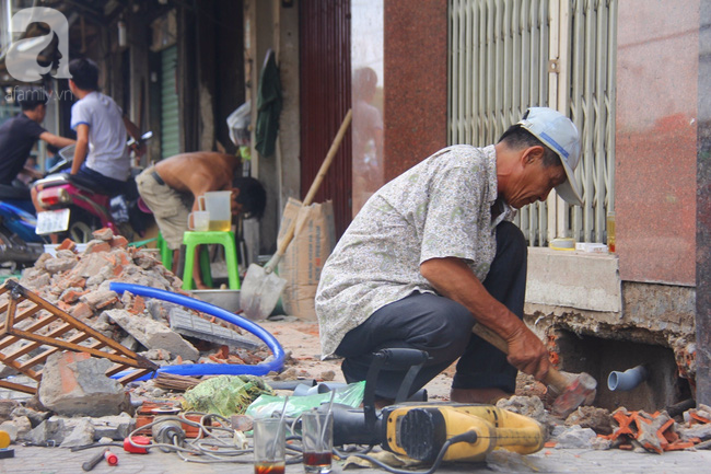 TPHCM: Ở quận 1, người đi bộ vẫn đang phải dùng chung vỉa hè với hàng quán, xe cộ như thế này - Ảnh 10.