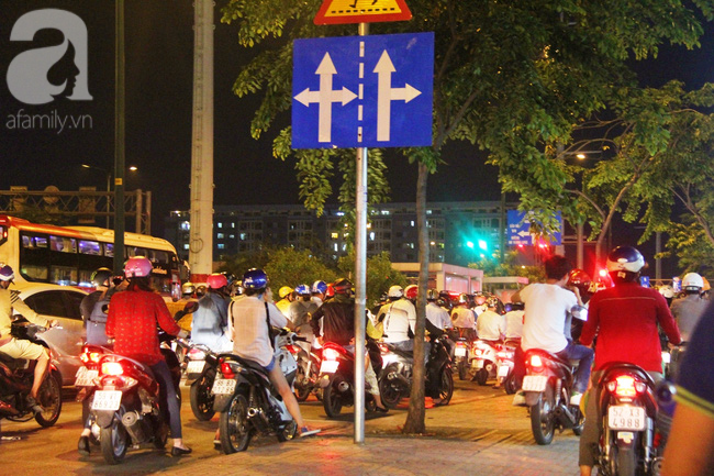 Dân ùn ùn đi nghỉ lễ, tuyến đường vào sân bay Tân Sơn Nhất kẹt cứng từ chiều đến đêm - Ảnh 3. Dân ùn ùn đi nghỉ lễ, tuyến đường vào sân bay Tân Sơn Nhất kẹt cứng từ chiều đến đêm - Ảnh 3.
