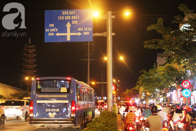 Dân ùn ùn đi nghỉ lễ, tuyến đường vào sân bay Tân Sơn Nhất kẹt cứng từ chiều đến đêm - Ảnh 1.