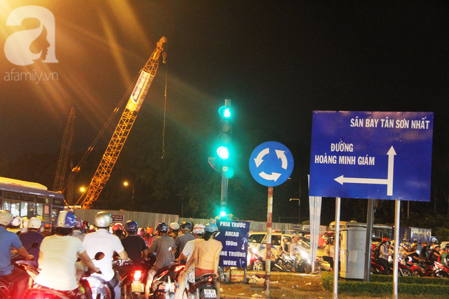 Dân ùn ùn đi nghỉ lễ, tuyến đường vào sân bay Tân Sơn Nhất kẹt cứng từ chiều đến đêm - Ảnh 6.