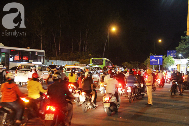Dân ùn ùn đi nghỉ lễ, tuyến đường vào sân bay Tân Sơn Nhất kẹt cứng từ chiều đến đêm - Ảnh 9.