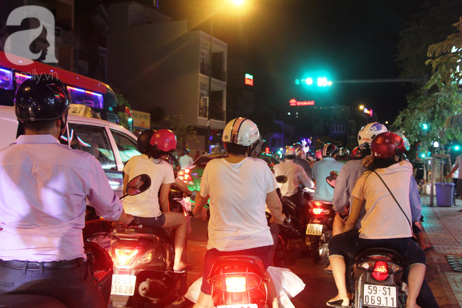 Dân ùn ùn đi nghỉ lễ, tuyến đường vào sân bay Tân Sơn Nhất kẹt cứng từ chiều đến đêm - Ảnh 14. Dân ùn ùn đi nghỉ lễ, tuyến đường vào sân bay Tân Sơn Nhất kẹt cứng từ chiều đến đêm - Ảnh 14.