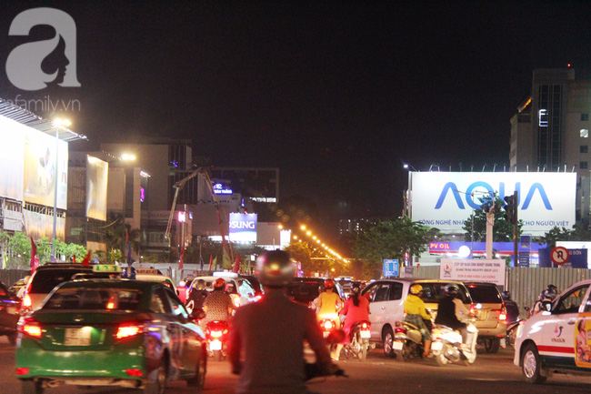 Dân ùn ùn đi nghỉ lễ, tuyến đường vào sân bay Tân Sơn Nhất kẹt cứng từ chiều đến đêm - Ảnh 10.