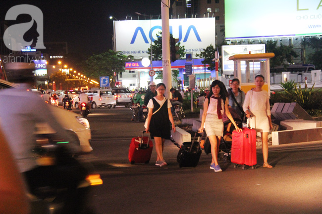 Dân ùn ùn đi nghỉ lễ, tuyến đường vào sân bay Tân Sơn Nhất kẹt cứng từ chiều đến đêm - Ảnh 11.