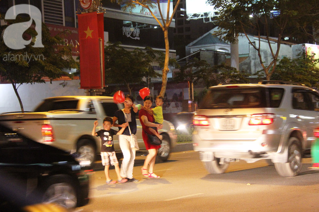 Dân ùn ùn đi nghỉ lễ, tuyến đường vào sân bay Tân Sơn Nhất kẹt cứng từ chiều đến đêm - Ảnh 12.