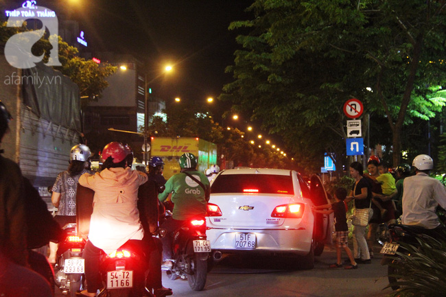 Dân ùn ùn đi nghỉ lễ, tuyến đường vào sân bay Tân Sơn Nhất kẹt cứng từ chiều đến đêm - Ảnh 13. Dân ùn ùn đi nghỉ lễ, tuyến đường vào sân bay Tân Sơn Nhất kẹt cứng từ chiều đến đêm - Ảnh 13.
