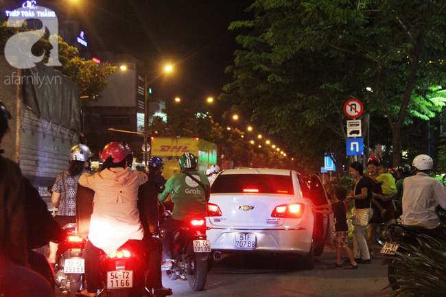 Dân ùn ùn đi nghỉ lễ, tuyến đường vào sân bay Tân Sơn Nhất kẹt cứng từ chiều đến đêm - Ảnh 13.