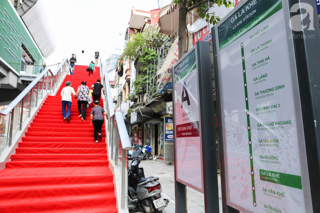 Người dân háo hức tham quan nhà ga đường sắt trên cao Hà Đông- Cát Linh ngày đầu mở cửa. - Ảnh 6.