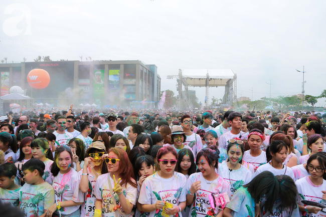 Đây là cách mà những cô nàng xinh đẹp quẩy tưng bừng, nhuộm màu cảm hứng tại Color me run - Ảnh 1.