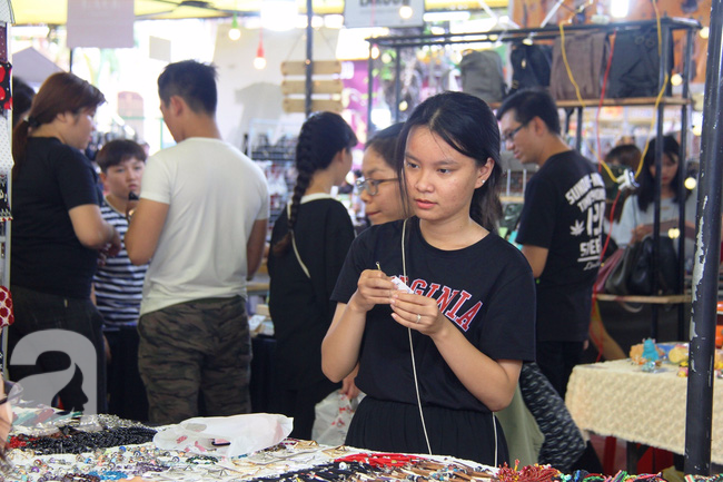 Giới trẻ Sài Gòn thích thú với phiên chợ độc đáo dịp lễ 30-4 - Ảnh 8.