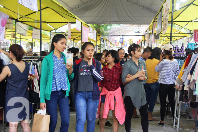 Giới trẻ Sài Gòn thích thú với phiên chợ độc đáo dịp lễ 30-4 - Ảnh 2.