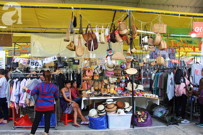 Giới trẻ Sài Gòn thích thú với phiên chợ độc đáo dịp lễ 30-4 - Ảnh 3.
