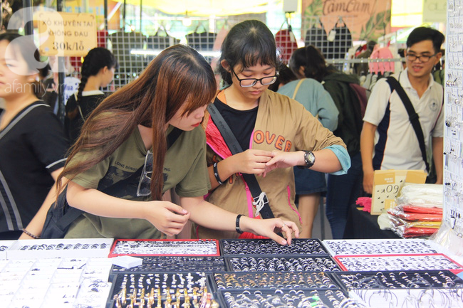 Giới trẻ Sài Gòn thích thú với phiên chợ độc đáo dịp lễ 30-4 - Ảnh 7.