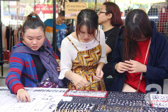 Giới trẻ Sài Gòn thích thú với phiên chợ độc đáo dịp lễ 30-4 - Ảnh 5.