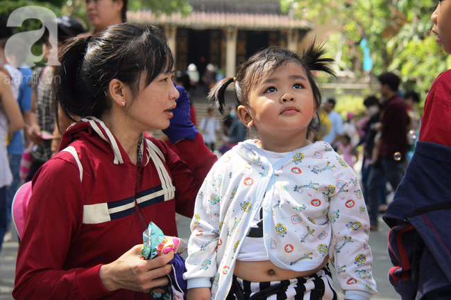 Nghỉ lễ, hàng ngàn gia đình ùn ùn kéo nhau đi chơi khiến Thảo Cầm Viên, Công viên nước Hồ Tây như “vỡ trận” - Ảnh 9.