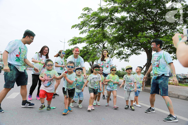 Đây là cách mà những cô nàng xinh đẹp quẩy tưng bừng, nhuộm màu cảm hứng tại Color me run - Ảnh 2.